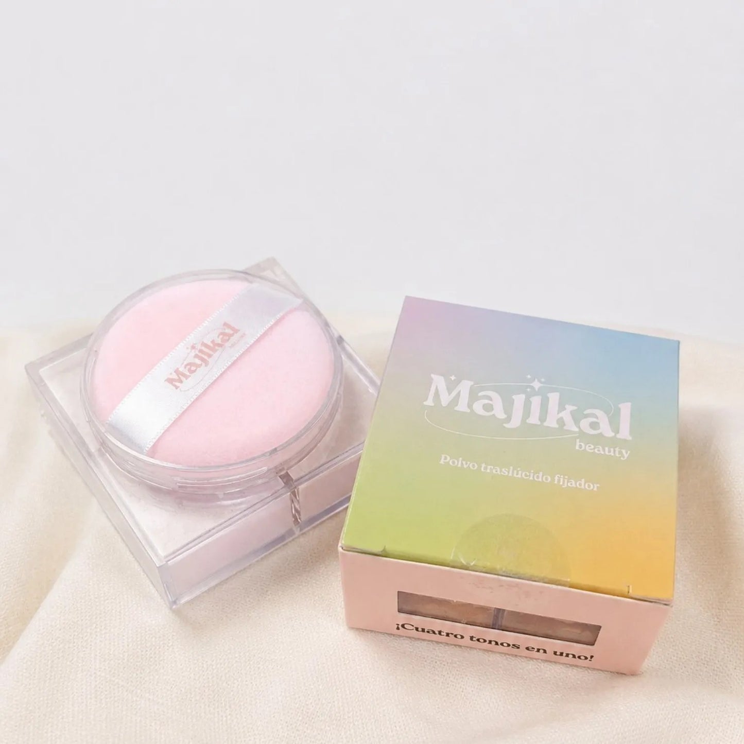 MaquiMarket Polvo translúcido fijador Majikal Beauty con aplicador rosa y caja arcoíris. Acabado mate.